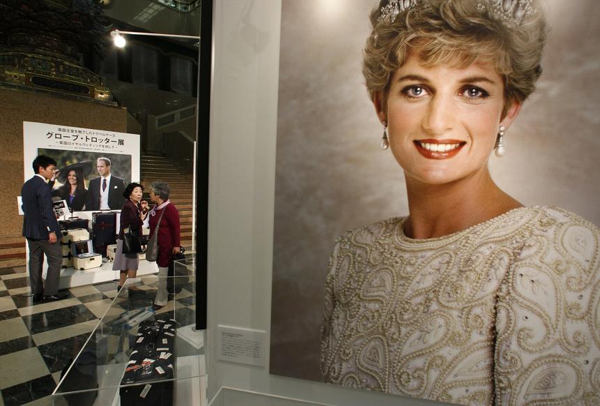 «Заботливое платье» принцессы Дианы продали за $520 тысяч на аукционе