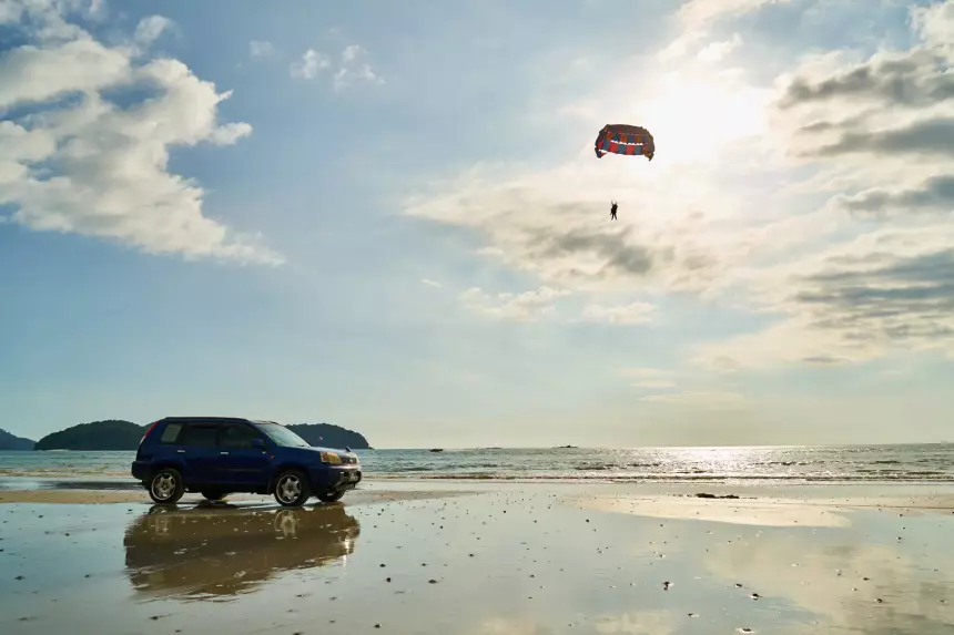 Сотрудник аттракциона не обратил внимание: туристка прокатилась на парашюте без сознания после удара по голове