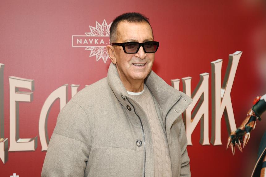 «Впереди осталось совсем немного»: певец Александр Буйнов поздравил внучек-двойняшек с окончанием 9 класса