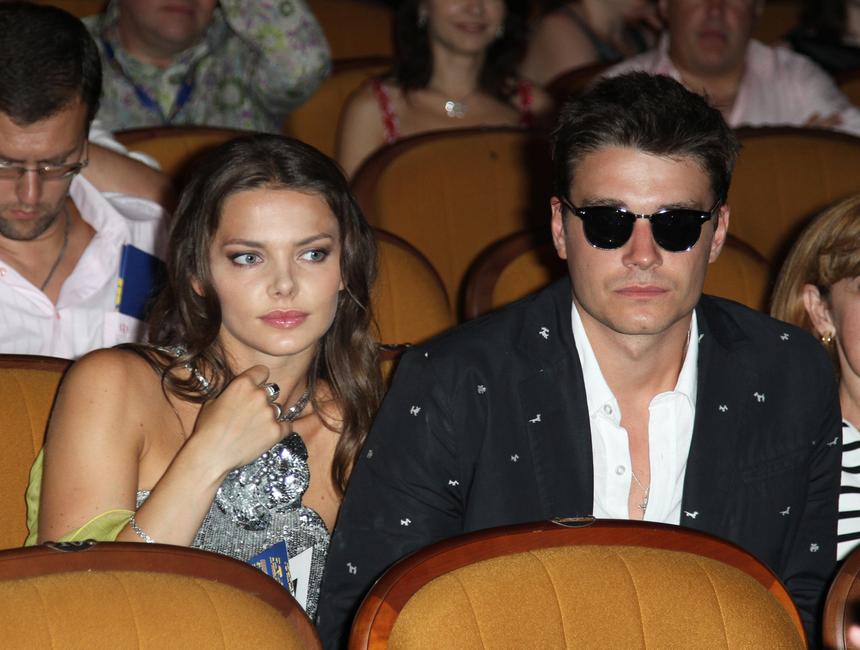 «Я в растерянности, очень много соблазнов»: актер Максим Матвеев высказался о семейной жизни