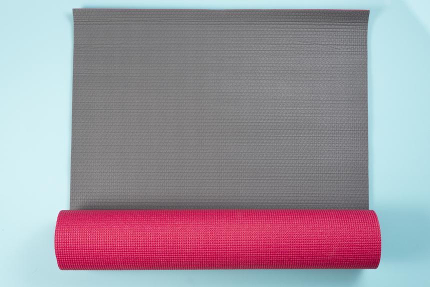 Пенсионерки устроили бой за бесплатные коврики на тренировке по йоге в Москве