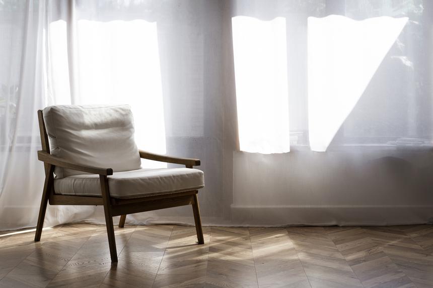 Спал на стуле в гостиной: 55-летний программист три года не выходил из захламленной квартиры