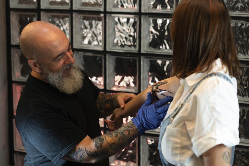 Женщина впала в кому через несколько секунд после того, как сделала тату