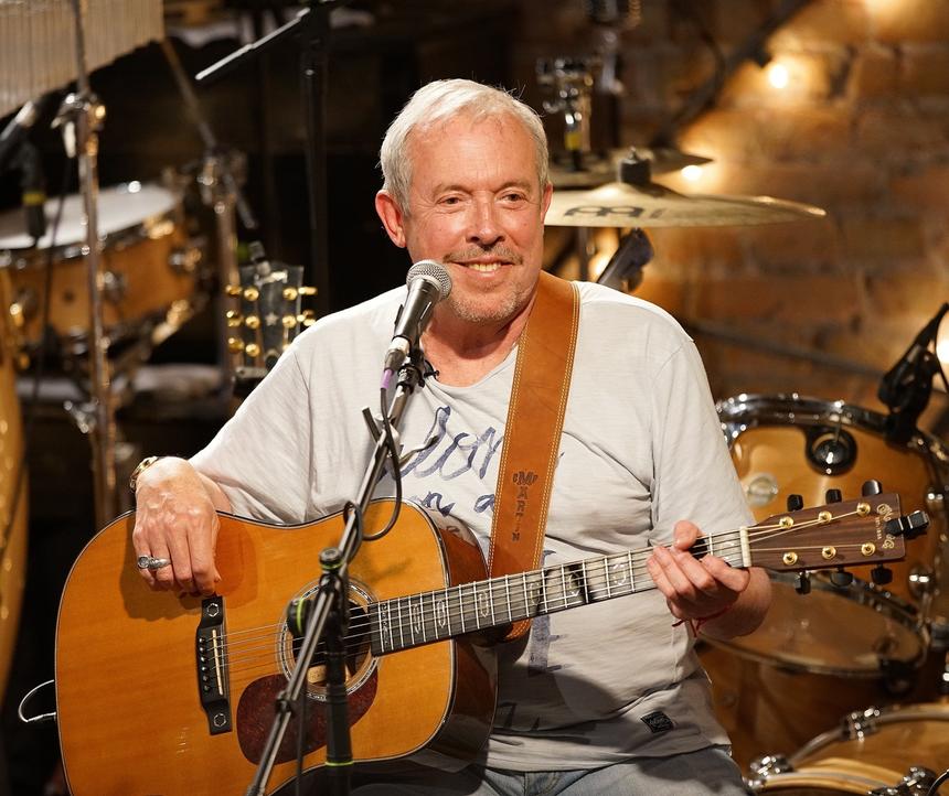 «От силы стоит 2 тысячи»: Юрий Лоза высмеял продавцов чехла от гитары Андрея Макаревича*