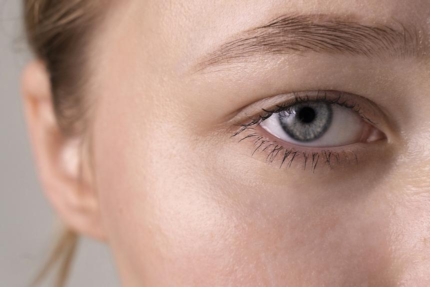 Укусил комар на отдыхе: из глаза россиянки достали живого червя