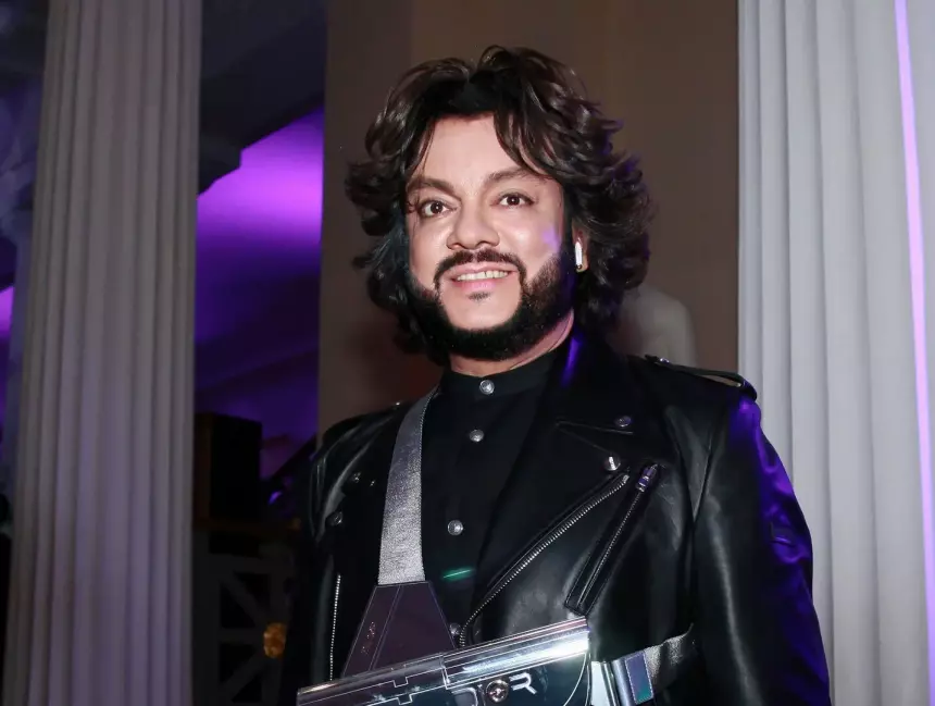 «Бросались в глаза из-за разницы в линии роста волос»: модный аналитик рассказал, сколько париков у Киркорова