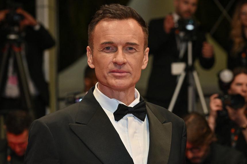 Актер из «Зачарованных» Джулиан Макмэхон умер в возрасте 56 лет от рака