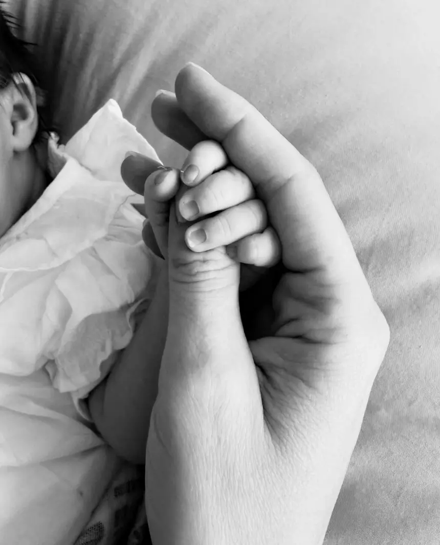 «Добро пожаловать в этот мир»: 39-летняя сестра Кары Делевинь впервые стала мамой