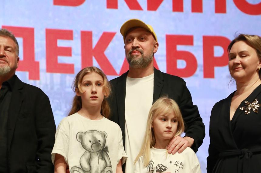 Младшая дочь актера Гоши Куценко появилась в Ярославле с загипсованной рукой