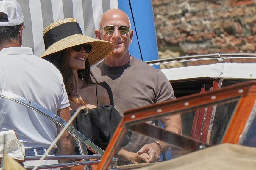 Жена Джеффа Безоса после слухов о медовом месяце опубликовала видео на вертолете