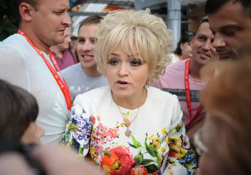 «Полиэтиленовая матрешка в турецком платке»: Собчак обрушилась с критикой на Надежду Кадышеву