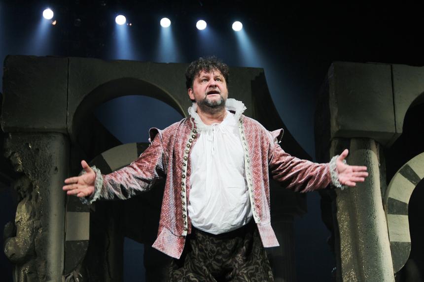 61-летний актер Александр Самойленко признался, что мечтает влюбиться, но боится