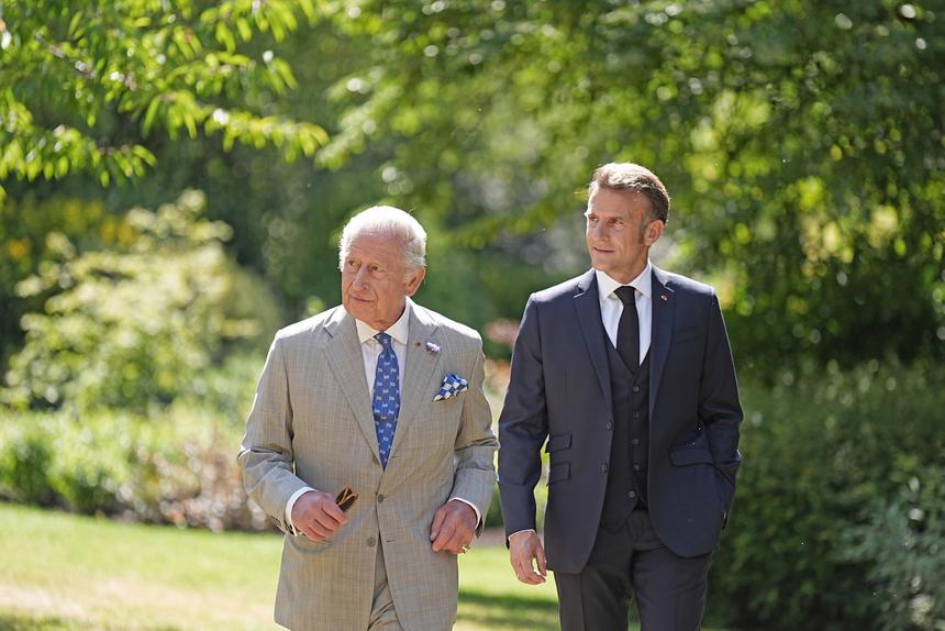 Британцев напугал залитый кровью глаз короля Карла III во время визита Макрона во дворец