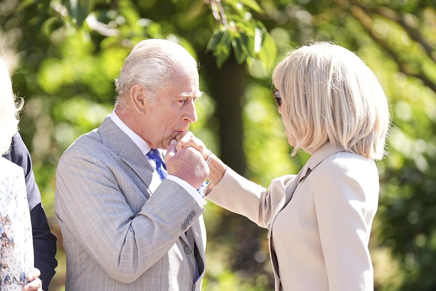 Британцев напугал залитый кровью глаз короля Карла III во время визита Макрона во дворец