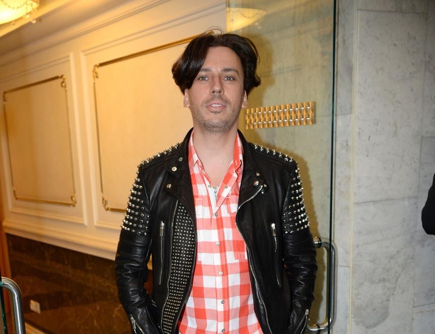 Максим Галкин* сел на велосипед и поехал к залу в Юрмале показать свою «афишку»