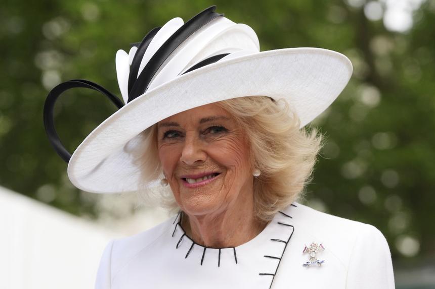 Сын королевы Камиллы рассказал, сколько она выпивает