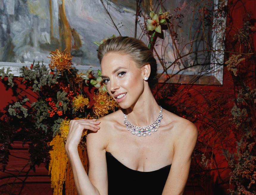 «Хрупким плечам надежную опору»: юмористка Надежда Сысоева отметила 41-летие чувственной фотосессией