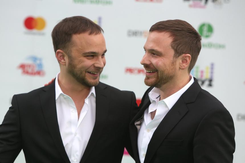 Андрей Чадов слева