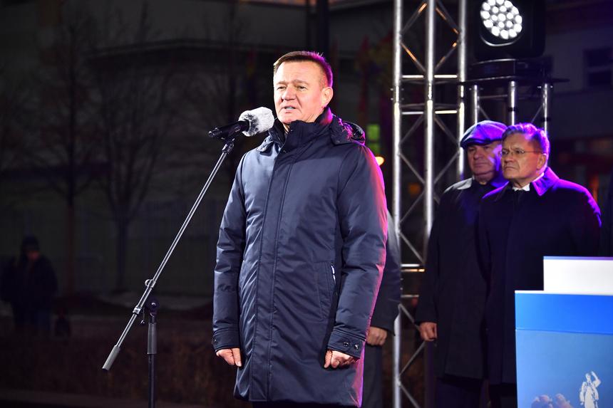 Мать рыдала на коленях, девушка надела помолвочное кольцо: как прошли похороны Романа Старовойта