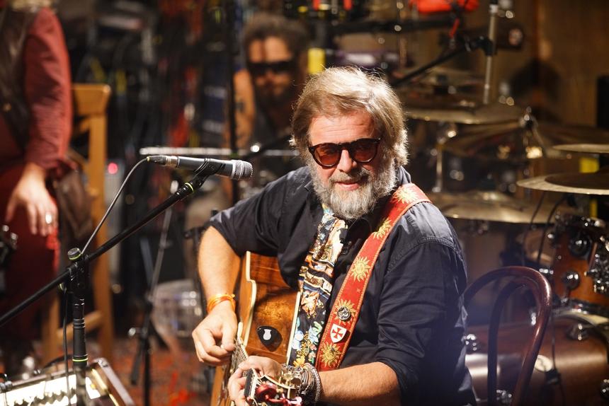 «Мазали дерьмом двери своего дома»: музыкант «Аквариума» высказался про отъезд Гребенщикова* и Пугачевой