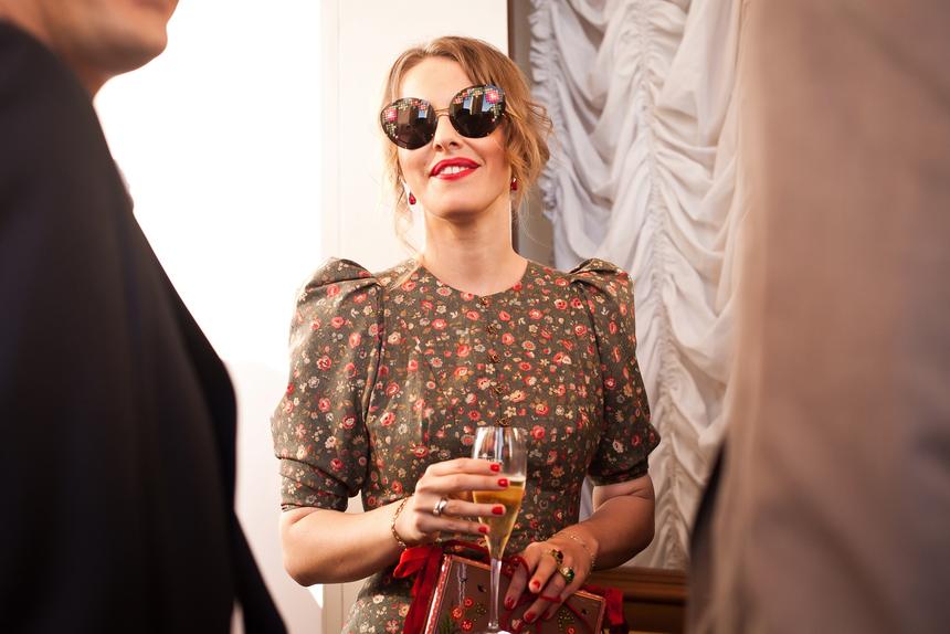 «И кастрюлю на голову»: в Сети высмеяли новый образ Собчак из-за сапог-пакетов