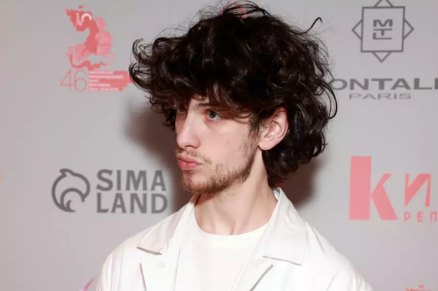 Взобрался на высоту 4000 метров и прыгнул: Марк Эйдельштейн исполнил свою мечту