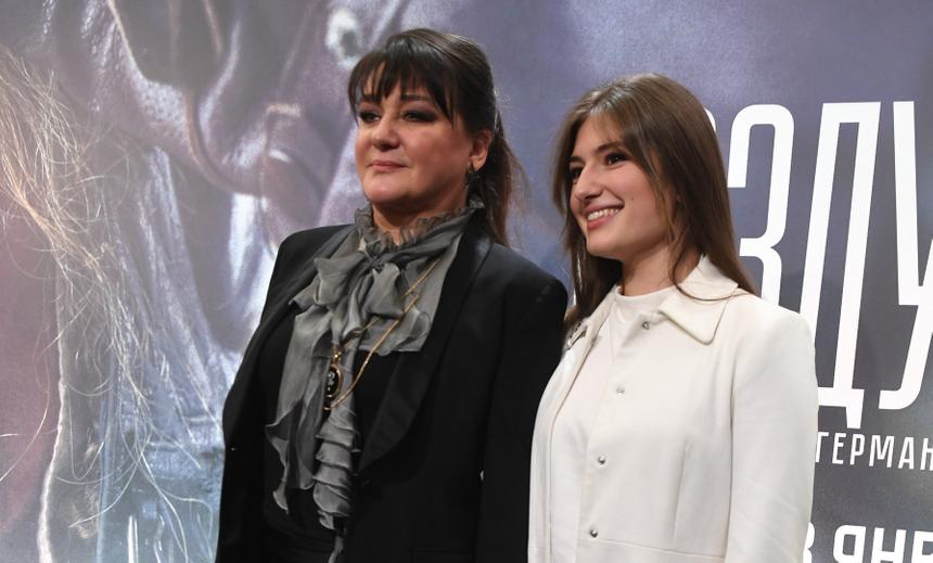 Мечтает о пекарне и боится потолстеть: как живет дочь актрисы Анастасии Мельниковой