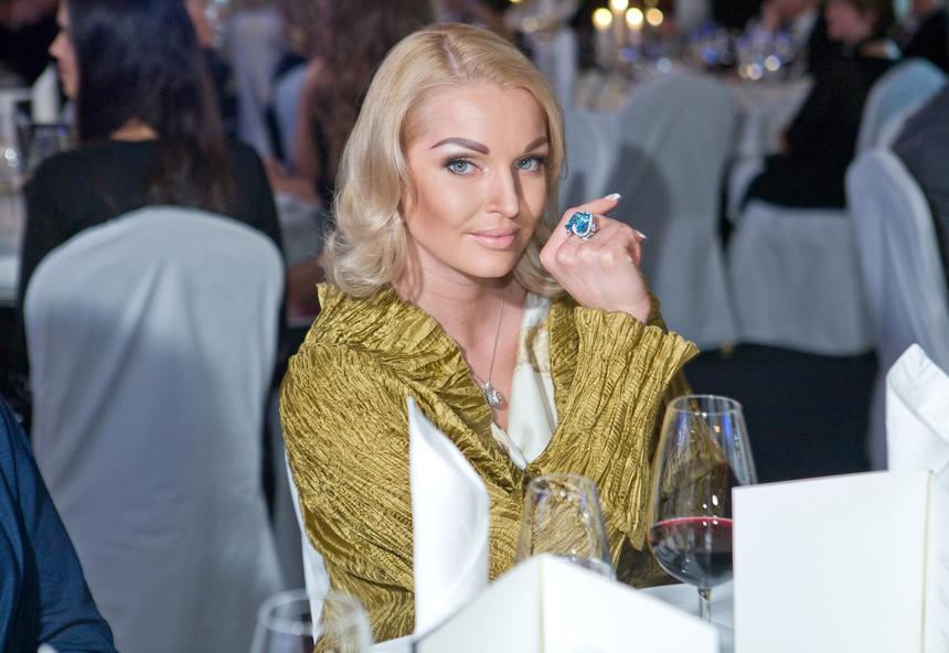 «На нашей очередной мальдивской даче»: Волочкова улетела из России вместе с 26-летним танцором