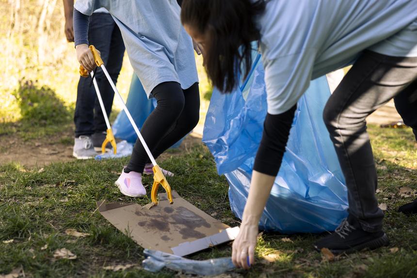 Заставили чистить дороги в +40 градусов: 58-летняя чиновница умерла после субботника