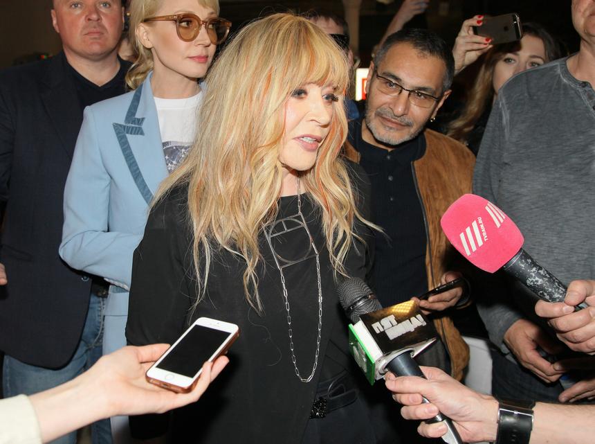 Случайные прохожие засняли Пугачеву с широкой улыбкой во время прогулки в Юрмале