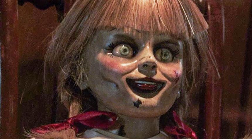 Многие считают Аннабель одержимой: исследователь паранормальных явлений умер во время тура с мистической куклой