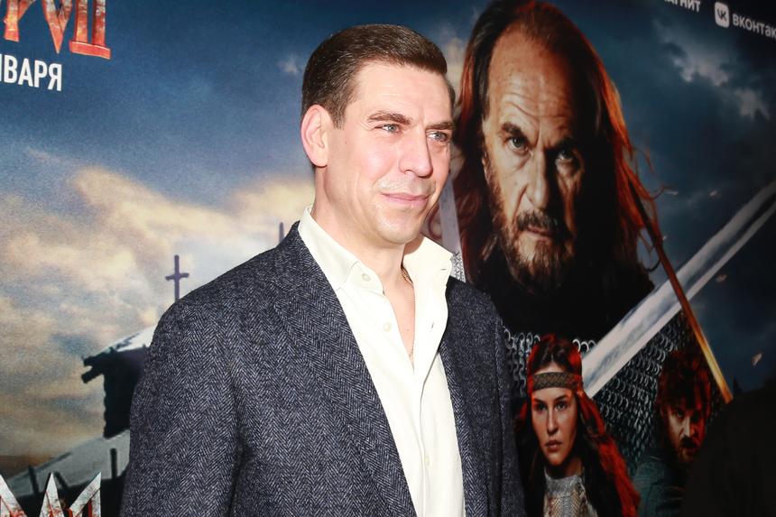 «Ты не главный в телевизоре»: Кушанашвили высмеял Дюжева, вспомнив о скандале в аэропорту