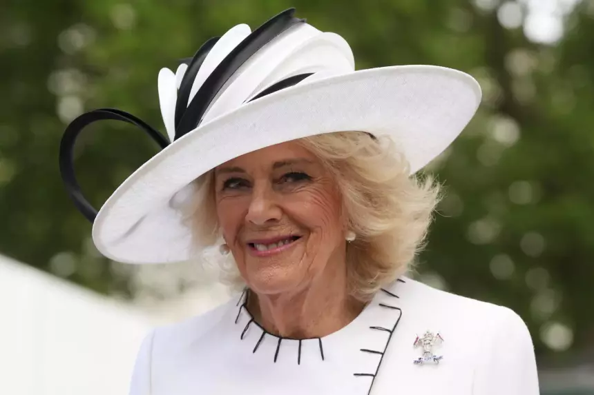 Королева Камилла на день рождения получила «блестящий» подарок: держатель для пищевой пленки