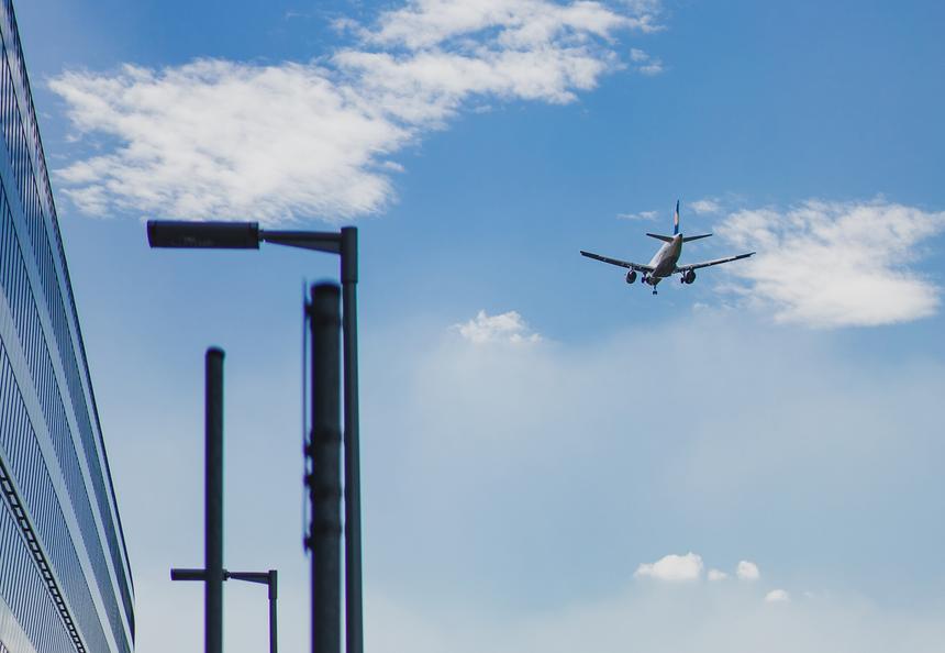 Пилотов российских авиалиний чуть не ослепили лазером при подлете к Москве