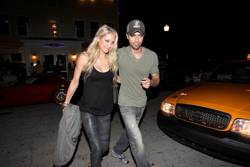 Анна Курникова вышла на прогулку с детьми от певца Энрике Иглесиаса