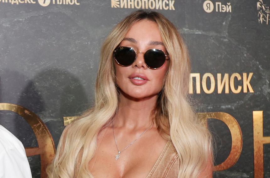 42-летняя Анна Седокова показала загорелую фигуру на пляже после похудения