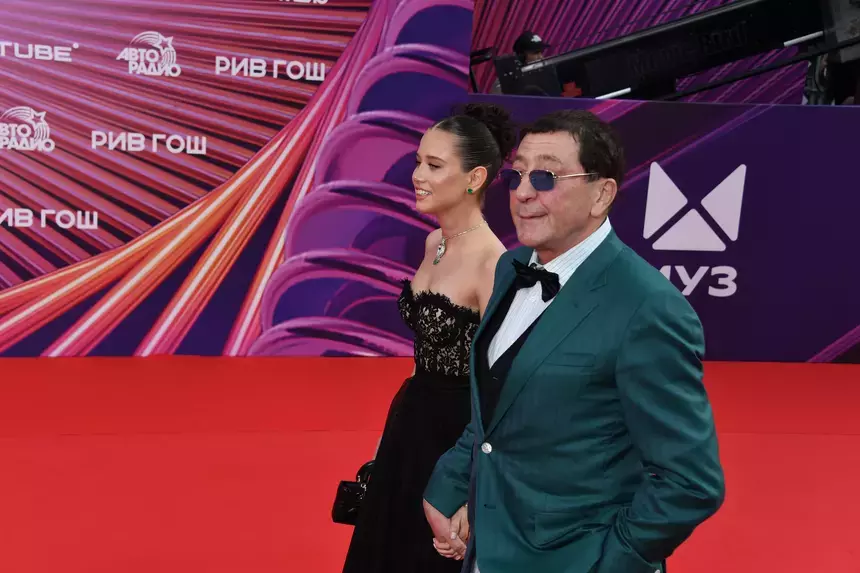 Григорий Лепс поцеловал Аврору Кибу во время отпуска в Черногории