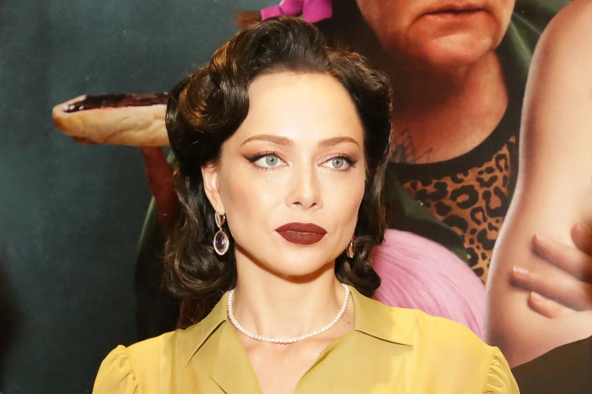 Звезда «Универа» Настасья Самбурская отрезала длинные волосы и показала себя в новом образе