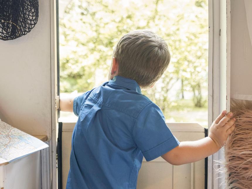 Главное условие — не разлучать с двумя сестрами: мальчику, которого избил битой отчим-инвалид, ищут новую семью