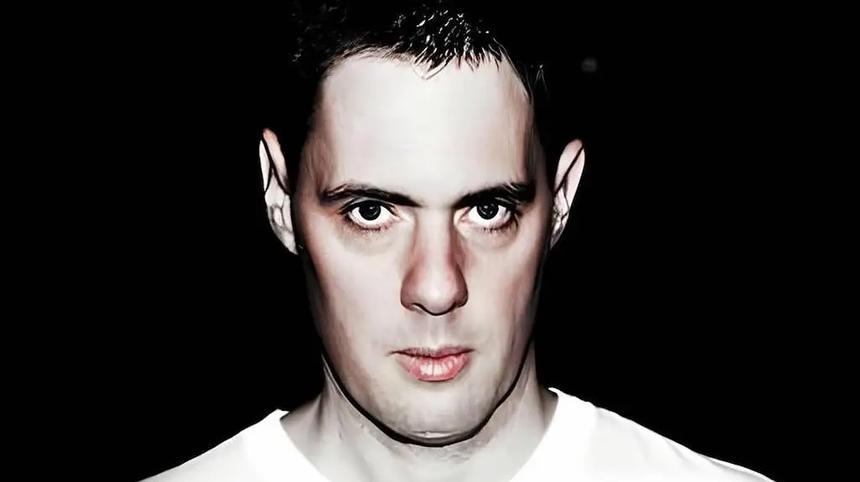 Легенда 90-х, рейв-диджей Имон Даунс скончался от рака мозга в возрасте 56 лет