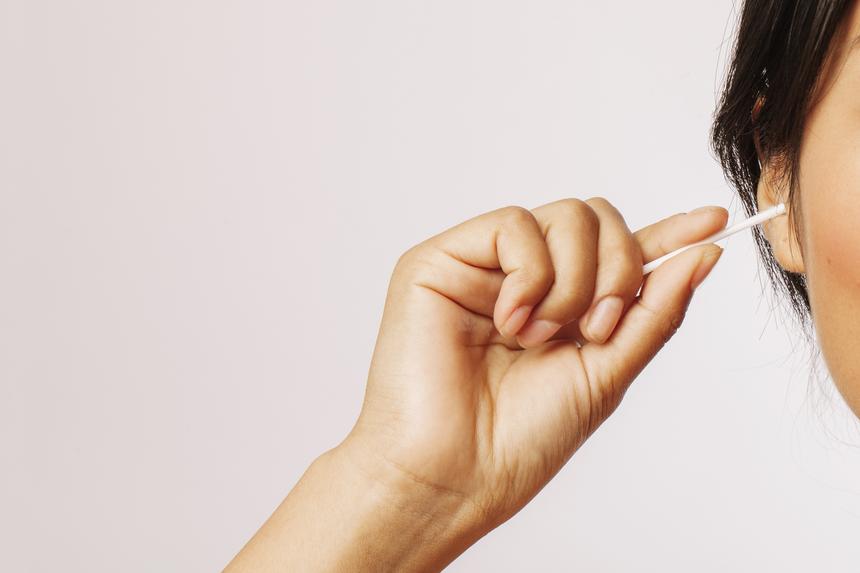 Забыть о ватных палочках: отоларинголог рассказала о правильной гигиене ушей