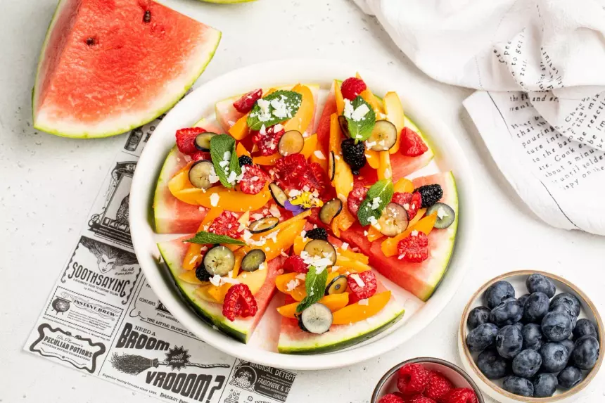 Дискомфорт в животе, вздутие, диарея: что будет, если съесть слишком много арбуза