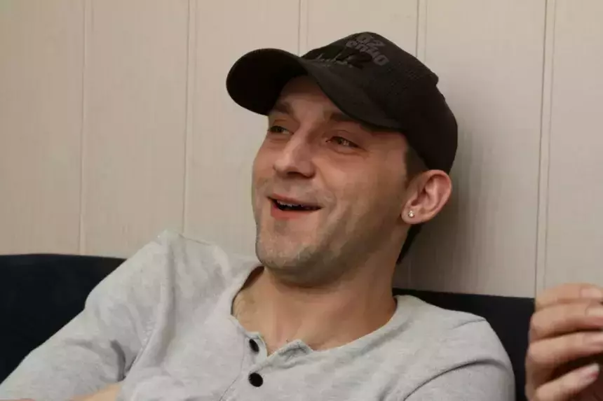 Уехавший из России 45-летний комик Руслан Белый* предрек себе работу курьера