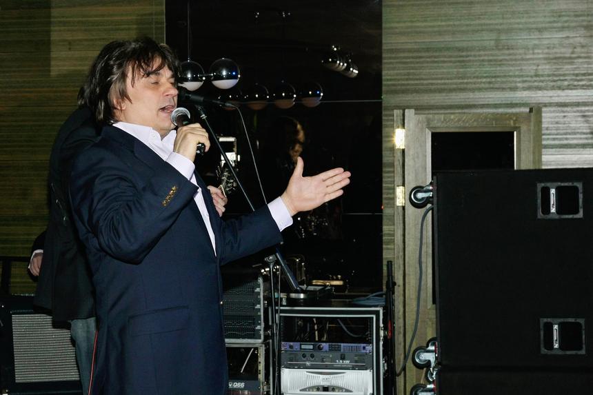 Александр Серов