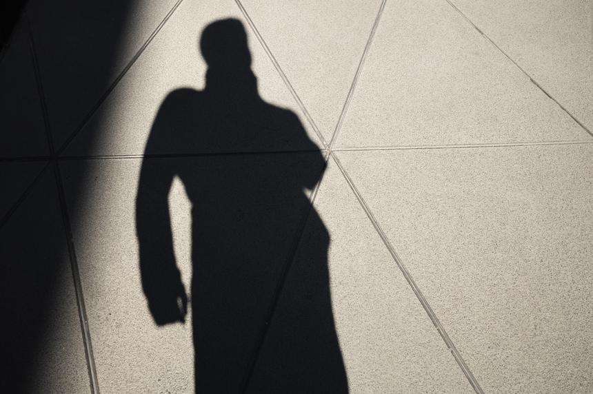 Россиянина привязали к столбу после того, как он домогался двух девочек в магазине