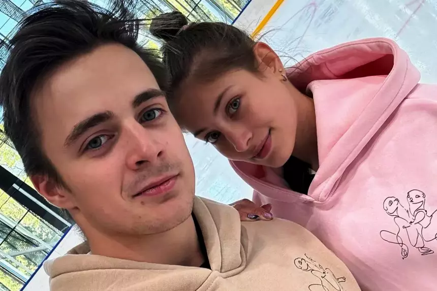 Фигуристка Алена Косторная вышла на лед на последних сроках беременности