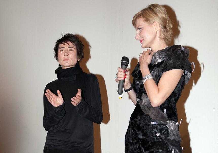 Певица Земфира* и актриса Рената Литвинова опубликовали фото с отдыха на Корсике