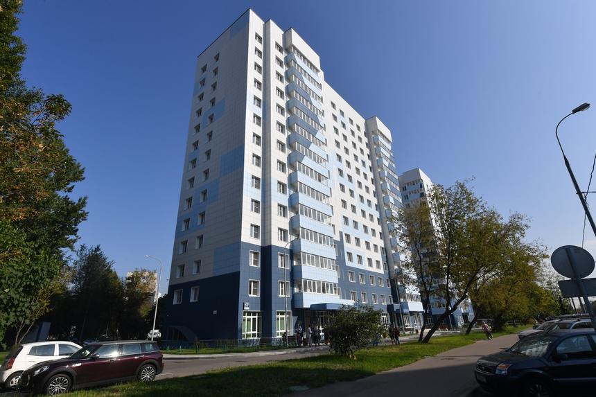 Петербуржцы нашли гроб с белой атласной обивкой во дворе жилого дома