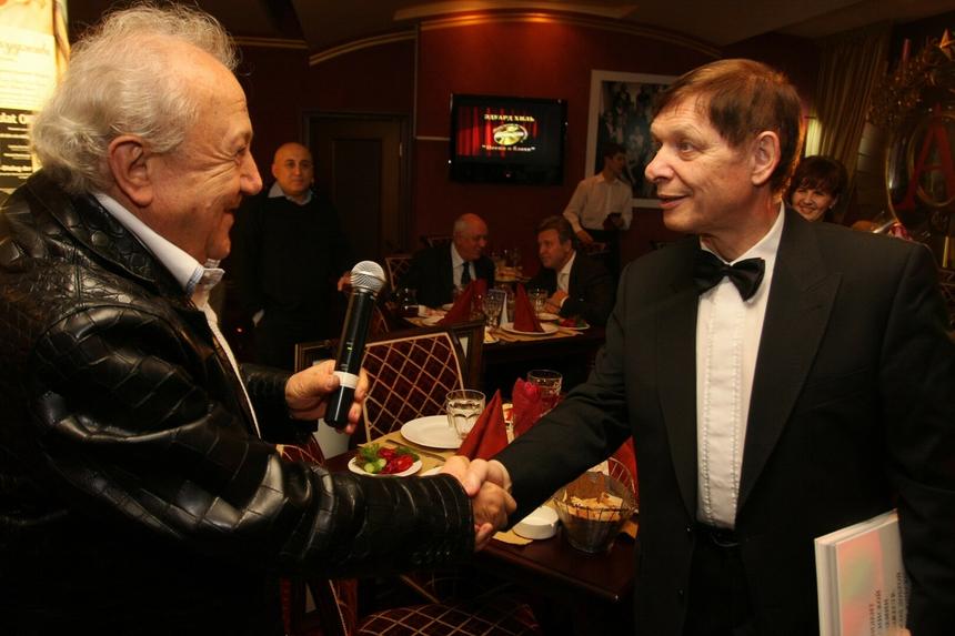 Цветы засохли, вместо памятников деревянные кресты: как выглядит могила Эдуарда Хиля и его жены