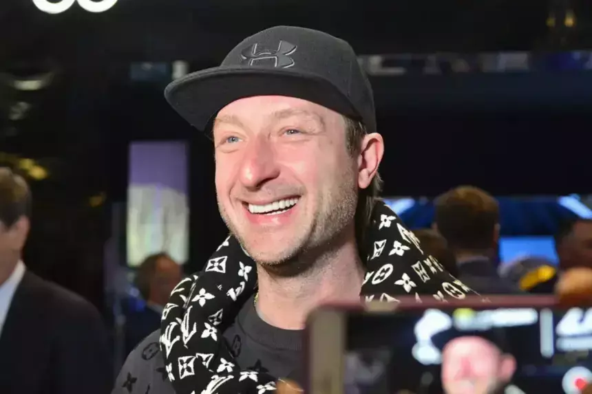 42-летний фигурист Евгений Плющенко повредил плечо во время игры в теннис